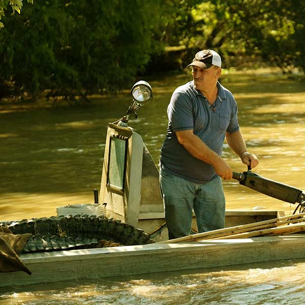 캡션 이미지: Swamp People show 의 Troy Landry